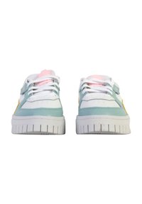 Zapatillas bajas con una base blanca suave, acentuadas con secciones en verde menta y amarillo. Presentan cordones blancos y una suela de goma texturizada.