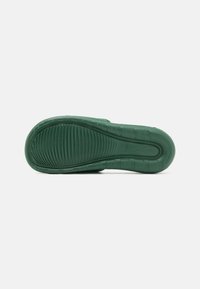 Nike Sportswear VICTORI ONE SLIDE UNISEX - Pantoletai - fir/white