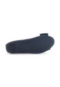 Scarpa piatta con una tomaia in pelle liscia di colore blu navy, suola in gomma con un motivo a onda e un motivo decorativo a fiocco nella parte anteriore.