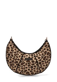 Bolso de tela con estampado de leopardo en forma de media luna, con ribetes negros y detalles en dorado. Cuenta con un cierre de cremallera en el borde superior.