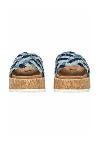 Denim glijdersandalen met een gevlochten bovenkant in blauw en marineblauw, kurken tussenzool en een witte textuurzool. Open teen ontwerp met een zachte binnenkant.
