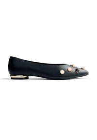 Ballerines en cuir noir avec un bout pointu, ornées de bijoux décoratifs et d'une touche dorée au talon. Texture lisse et design minimal.