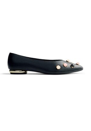 Ballerine in pelle nera con punta appuntita, caratterizzate da gemme decorative e un accento dorato sul tallone. Texture liscia e design minimale.
