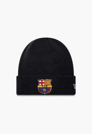 Schwarze Strickmütze mit umgeschlagenem Bündchen, versehen mit dem Vereinswappen von FC Barcelona und einem kleinen Markenlogo an der Seite.