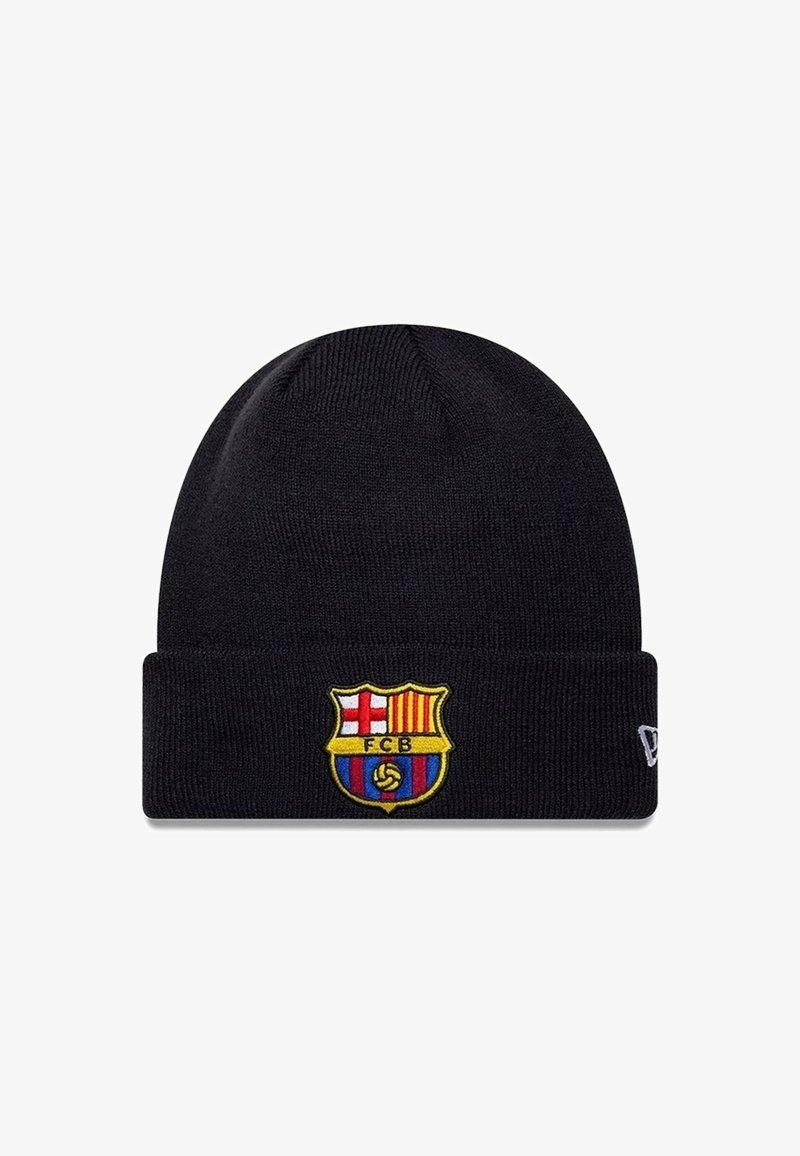 Schwarze Strickmütze mit umgeschlagenem Bündchen, versehen mit dem Vereinswappen von FC Barcelona und einem kleinen Markenlogo an der Seite.