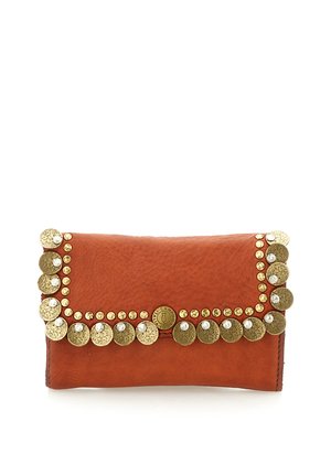 Clutch in pelle marrone con borchie circolari in oro e argento martellato che decorano i bordi della patta e chiusura centrale con bottone marchiato.
