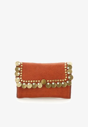 Clutch in pelle marrone con borchie circolari in oro e argento martellato che decorano i bordi della patta e chiusura centrale con bottone marchiato.