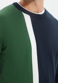 Pull en tricot pour homme avec des pans verts et marins, orné d'une rayure verticale blanche. Col rond classique et tissu texturé.