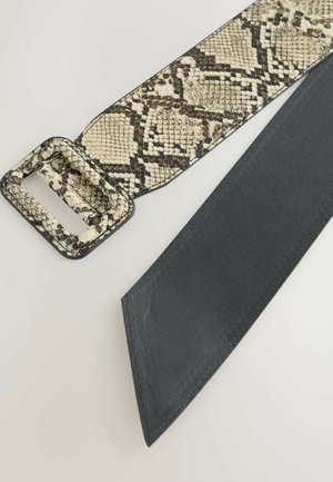 Plata josta ar rakstainu mākslīgā čūskādas dizainu bēšā un melnā krāsā, kurai ir taisnstūra sprādze, kontrastējot ar gludu melnas ādas sadaļu.