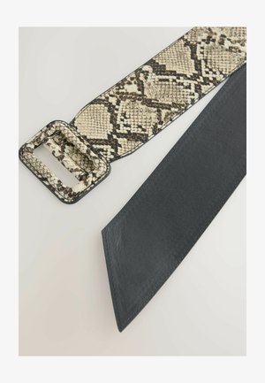 Széles öv bézs és fekete mintás, mű kígyóbőrből készült, téglalap alakú csattal, sima fekete bőr résszel kontrasztban.