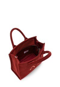 Borsa a tote in corduroy rosso con due manici, esterno testurizzato, tasca con zip all'interno e fodera in tessuto morbido. Presenta un accento a forma di diamante.