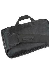 Bolso de tela negra con un acabado texturizado, que presenta un mango superior y una forma rectangular. Incluye un logotipo visible de "SKECHERS".