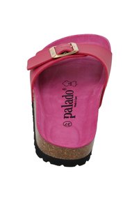 Roze instapsandaal met een kurken zool en een gestructureerde zwarte rubberen buitenzool. Beschikt over een smalle strap met een gouden gesp en een gevoerde inlegzool.