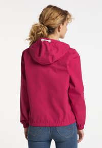 Fuchsia regnjacka med huva, elastiska ärmslut och dragsko vid halsen. Slät tyg, avslappnad passform och ribbat nederkant. 
