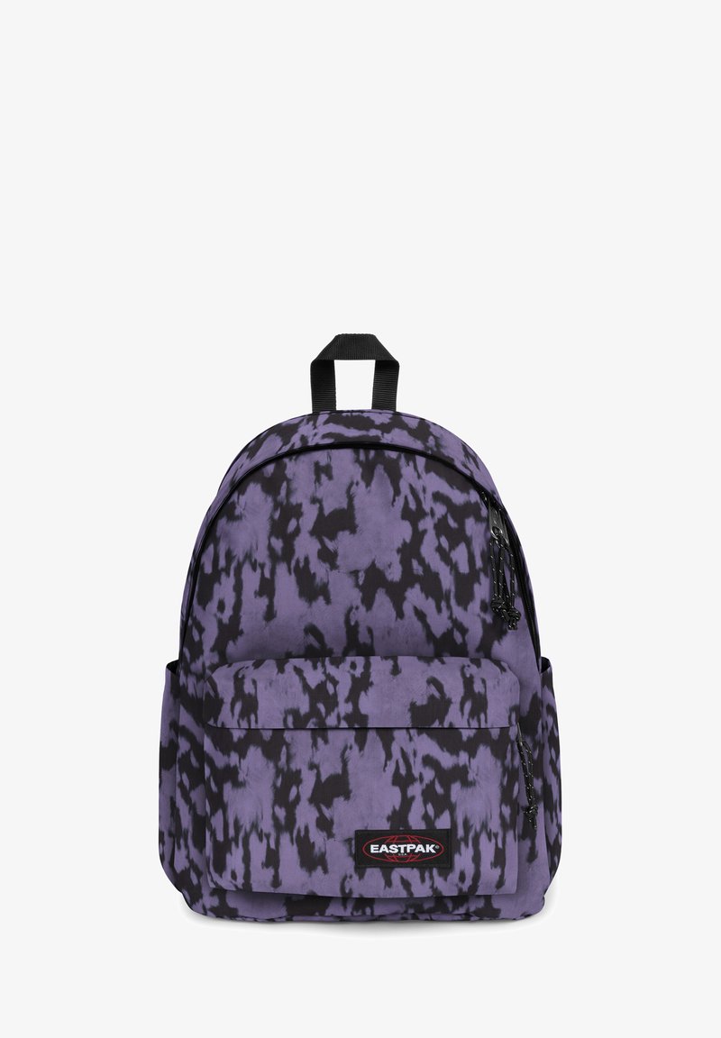Sac à dos avec un motif abstrait violet et noir, comprenant un compartiment principal, une poche avant et une poignée supérieure. Fabriqué en tissu durable.