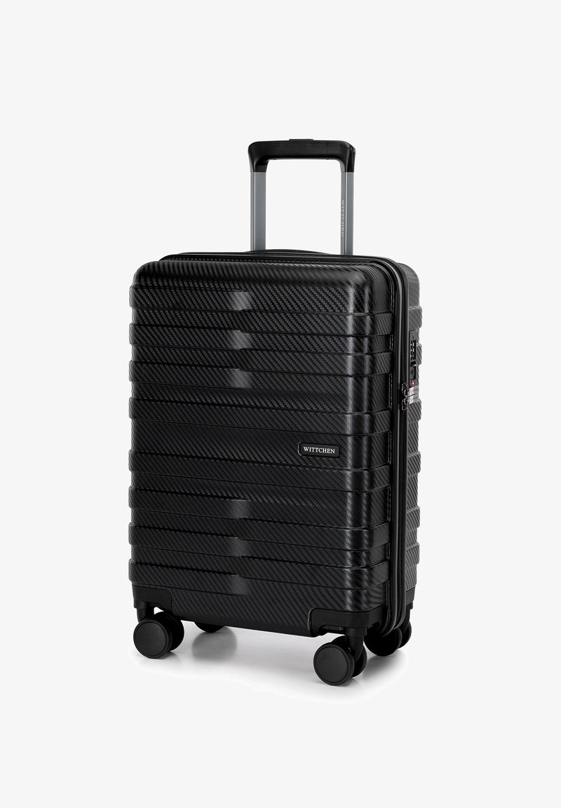 Černý tvrdý kufr s texturovaným, vroubkovaným designem. Obsahuje teleskopickou rukojeť, čtyři kola pro snadnou manipulaci a logo značky.