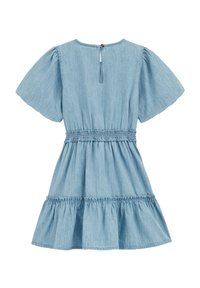 Svetlo modra denim obleka s kratkimi puf sleevami, nabrano pasom in naboranim robom. Ima zadnje zapiranje na gumbe in mehak material.