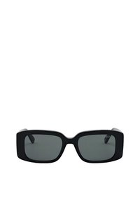 Čierne obdĺžnikové slnečné okuliare s tmavými sklami, hrubým matným rámom a zakrivenými ramenami. Minimalistické logo viditeľné na jednom ramene.