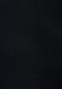 Tissu noir texturé avec un motif tissé fin. La surface semble lisse et uniforme, sans marques ou embellissements distincts.