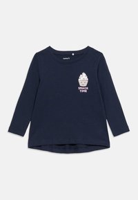 Παιδικό μπλουζάκι μακρυμάνικο σε ναυτικό μπλε με γραφικό cupcake και κείμενο "Ώρα για σνακ" στο αριστερό στήθος.