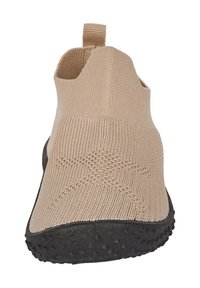 Beige Slipper mit gestricktem Obermaterial, strukturiertem Muster und einer flexiblen schwarzen Gummisohle mit kleinen erhabenen Punkten für besseren Halt.