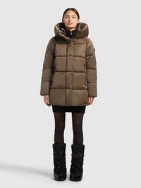 Fyldig, brun dunjakke med stor hætte, lynlås og quiltet design. Kombineret med sorte teksturerede knæhøje støvler.