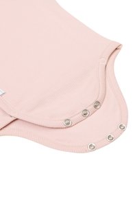 Ljusrosa ribbad bodysuit med tryckknappar i botten och sex metallknappar. Mjuk textur och rundad halsdesign.