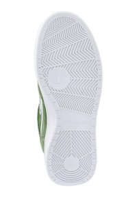 Zöld sneaker, fehér gumitalppal, halszálkamintás futófelülettel. Az oldalsó díszítőelem a márkázást mutatja. Puha textil felsőrész, párnázott nyakkal.