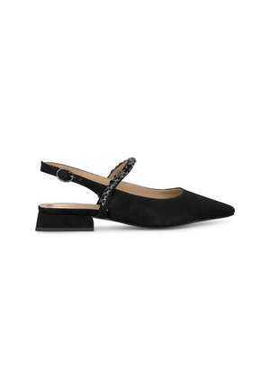Czarny, płaski but typu slingback z szpiczastym noskiem, niskim szerokim obcasem i cienkim paskiem zdobionym czarnymi ozdobami przez podbicie.
