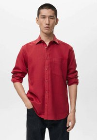 Rotes, langärmliges Hemd mit Knöpfen und Brusttasche, aus strukturiertem Stoff; mit klassischem Kragen und hochgekrempelten Manschetten.