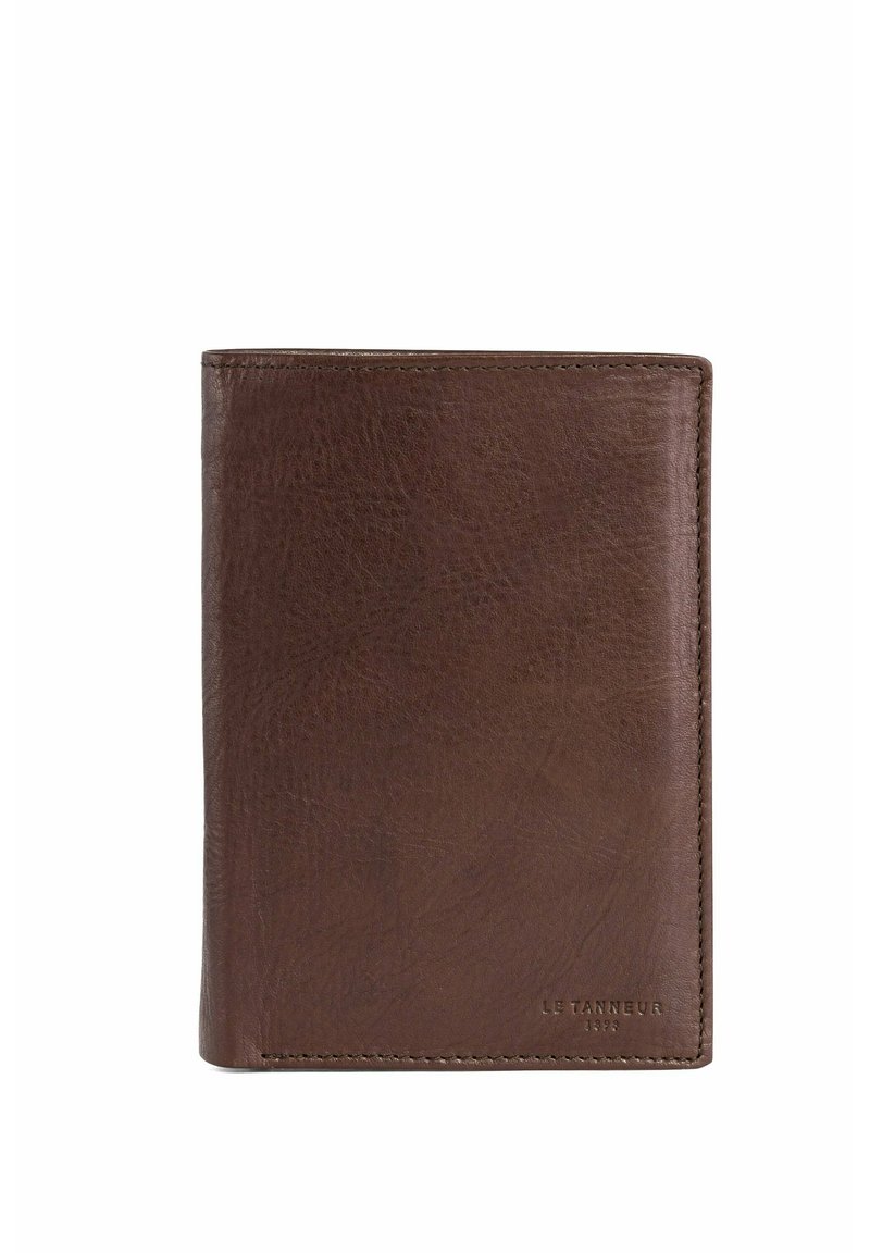 Portafoglio in pelle marrone con superficie texturizzata, design bi-fold e un marchio discreto nell'angolo in basso a destra. Presenta cuciture visibili.