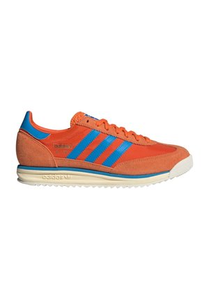 Oranje en blauwe Adidas SL 76 sneaker met oranje veters, blauwe strepen, suède hiel en witte zool met een gestructureerde onderkant.