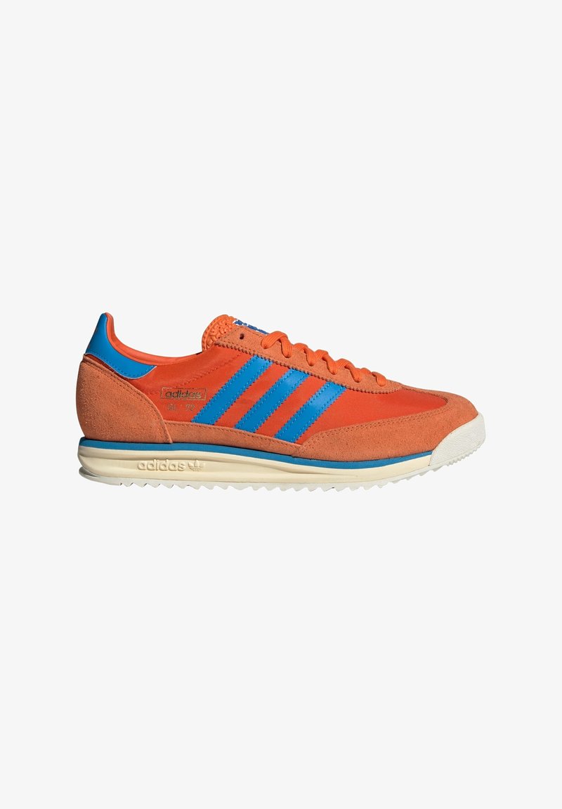 Baskets Adidas SL 76 orange et bleu avec lacets orange, bandes bleues, talon en daim et semelle blanche avec dessous texturé.