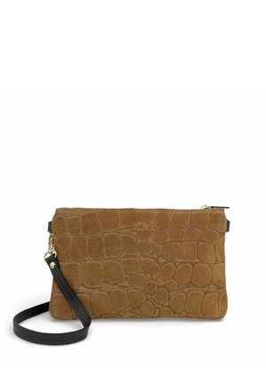 Sac bracelet en daim marron avec motif crocodile et bandoulière noire sur fond blanc.