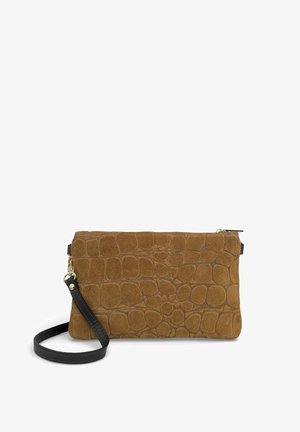 Sac bracelet en daim marron avec motif crocodile et bandoulière noire sur fond blanc.