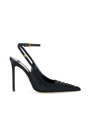 Scarpa slingback nera con tacco alto, cinturino alla caviglia, punta affilata e occhielli dorati sulla tomaia in tessuto texturizzato.