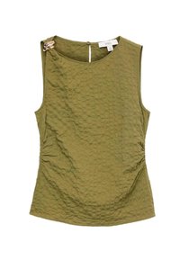 Olivgrön ärmlös topp i texturerad tyg med sidofåll och en dekorativ gyllene detalj nära axeln. Knäppning med knappar bak.