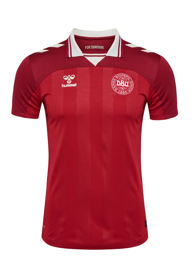 Röd fotbollströja med pikékrage, kontrasterande vit kant, horisontella ränder och en cirkulär logotyp för laget på vänster bröst.