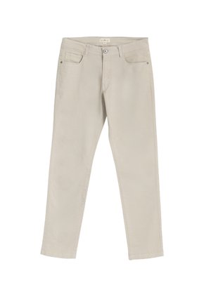 Chinos de algodón beige claro con corte recto, cuatro bolsillos y un cierre de botón. Textura suave y detalles de costura mínimos.