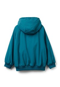 Tyrkysově modrá bunda s kapucí, volným střihem, žebrovanými manžetami a hladkou, lehkou látkou s matným povrchem. Bez viditelných kovových dílů.
