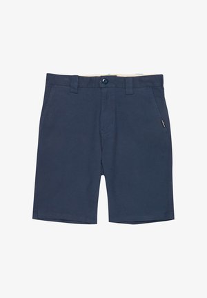 Granatowe męskie szorty z szlufkami na pasek, przednim zapięciem na guzik i suwak oraz bocznymi kieszeniami na białym tle.