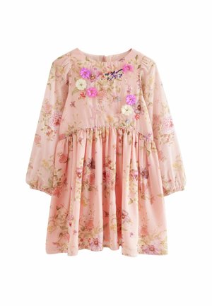 Robe fleurie en tissu rose, avec des manches longues, une taille froncée, une broderie florale texturée et un col rond.