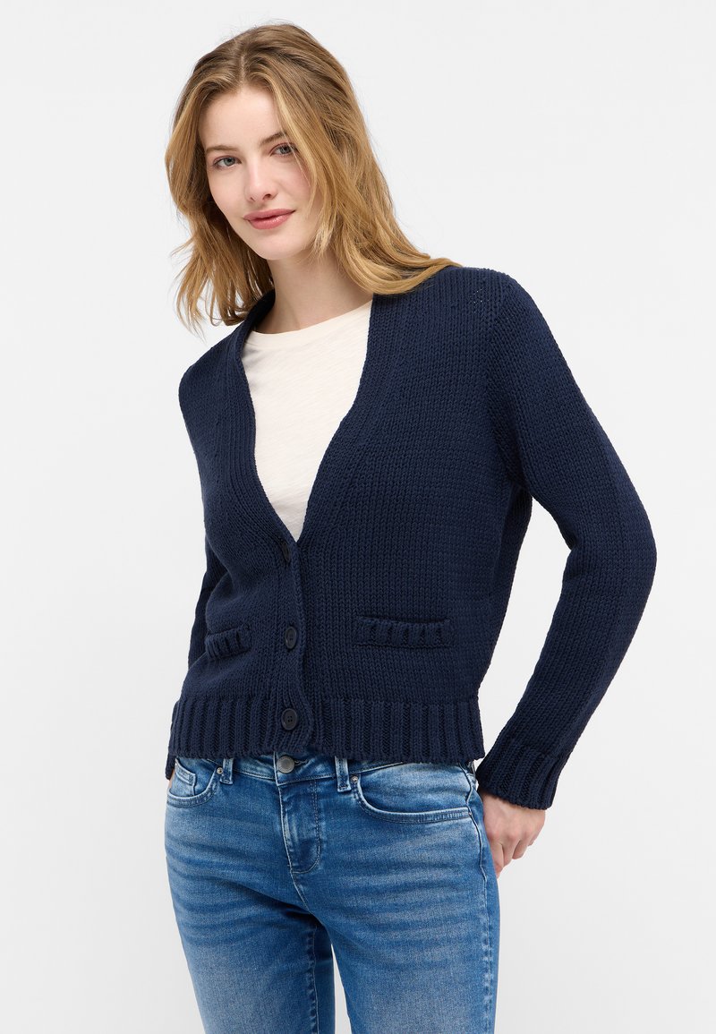 Marineblauer Strickcardigan mit V-Ausschnitt, Frontknöpfen und zwei aufgesetzten Taschen. Verfügt über gerippte Bündchen und Saum für eine strukturierte Optik.