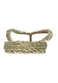 Anello in tono oro con texture intrecciata e una fascia liscia, decorato da scintillanti strass lungo il bordo superiore.