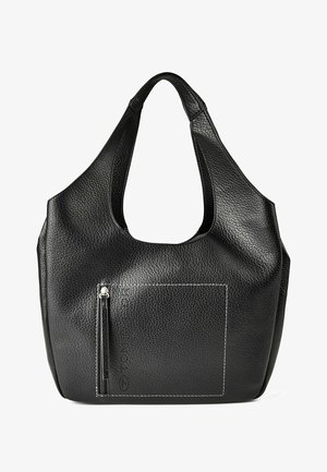 Schwarze Handtasche aus strukturiertem Leder mit breiten Schulterriemen, Frontreißverschlusstasche und geprägt sichtbarem Logo.