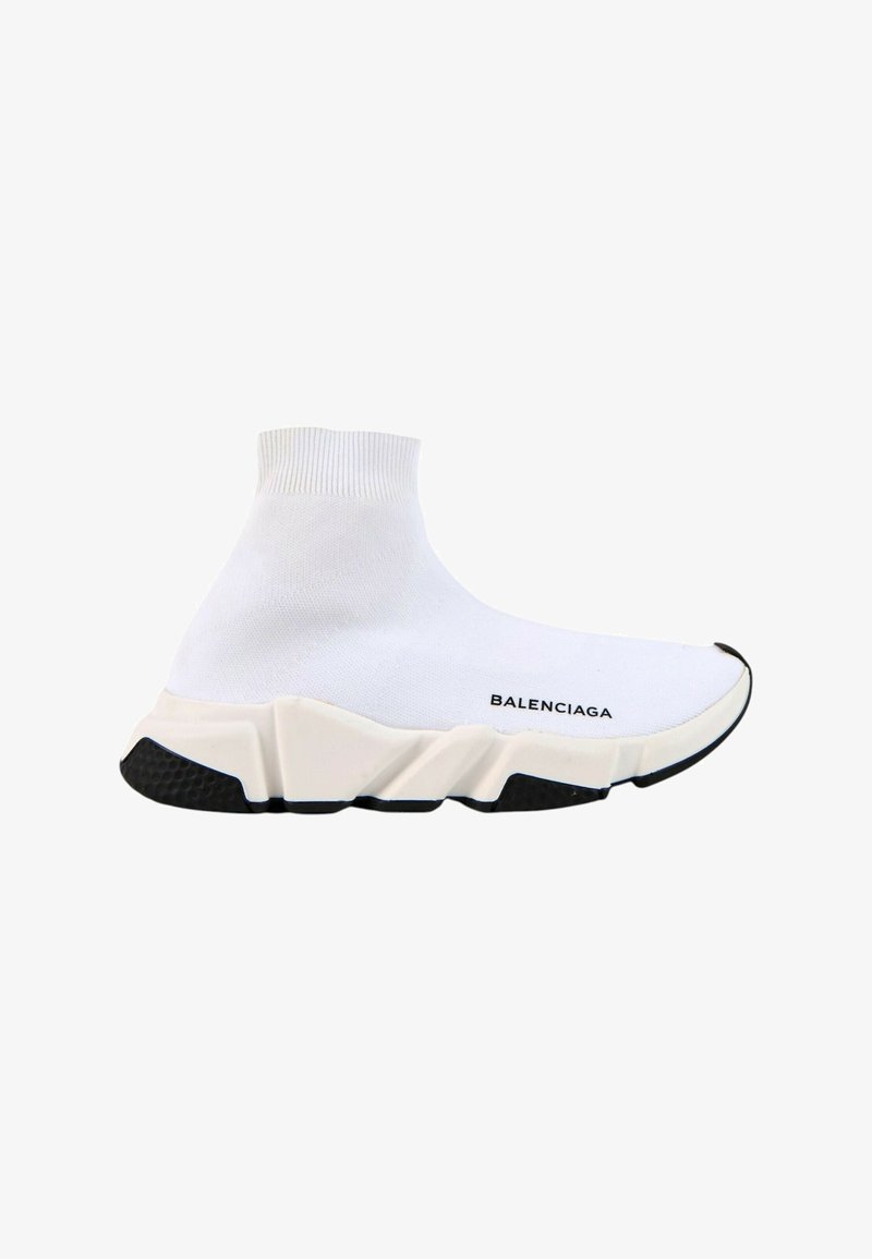 Baskets montantes blanches style chaussette avec semelle épaisse beige et noire et logo "Balenciaga" sur le côté.