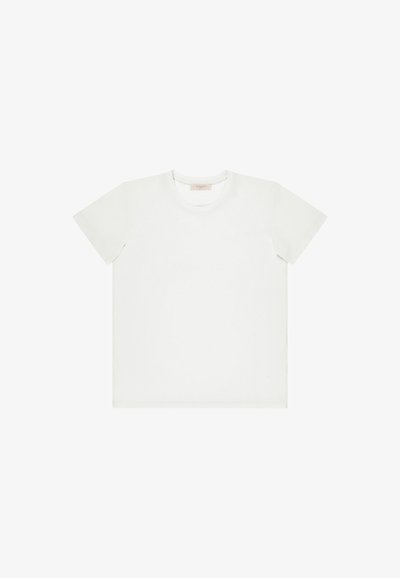 Camiseta blanca lisa de manga corta y cuello redondo, extendida sobre una superficie plana, mostrando el lado frontal sin logotipos ni patrones visibles.