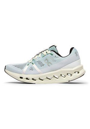 Hellblaue Sportschuh mit atmungsaktivem Mesh, reflektierenden Akzenten, einer gepolsterten Sohle mit Ausschnitten und schwarzen Details an der Ferse.