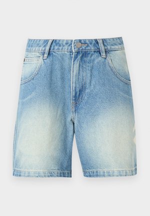 Pantaloni scurți din denim albastru deschis cu partea frontală decolorată, bucle pentru curea, inchidere cu nasture și buzunare frontale, afișați pe fundal simplu.