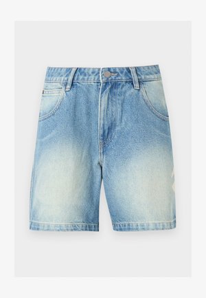 Pantaloni scurți din denim albastru deschis cu partea frontală decolorată, bucle pentru curea, inchidere cu nasture și buzunare frontale, afișați pe fundal simplu.